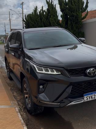 TOYOTA HILUX SW4 2.8 D-4D TURBO DIESEL DIAMOND 7L 4X4 AUTOMÁTICO